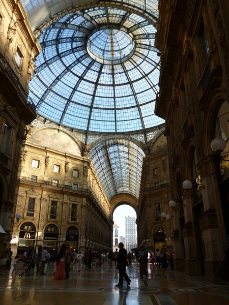 how they do shopping malls in Milan