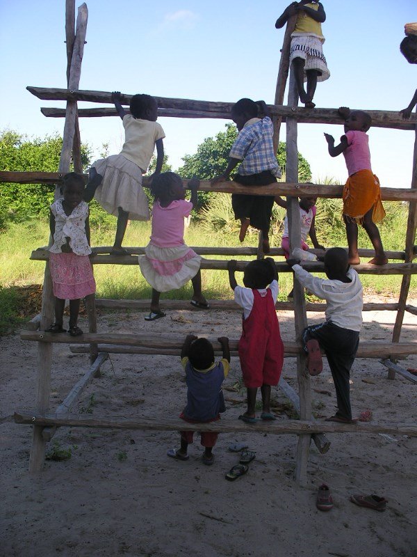 Cazimiro and other children on climbing frame (2009)