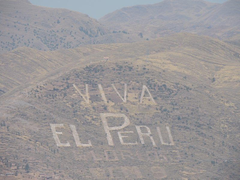 Schriftzug auf den Bergen bei Cusco