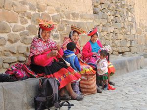 Typische Peruanische Frauen in tradioneller Kleidung