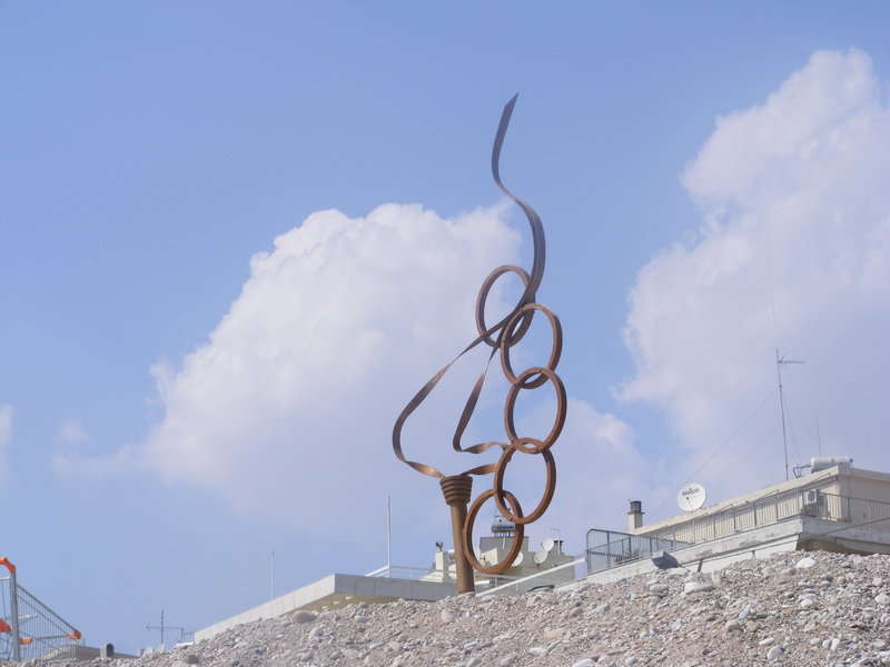 An Olympic statue at the beach
