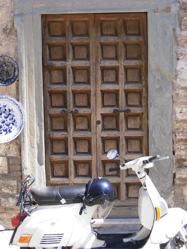 Vespa + door = true Italy