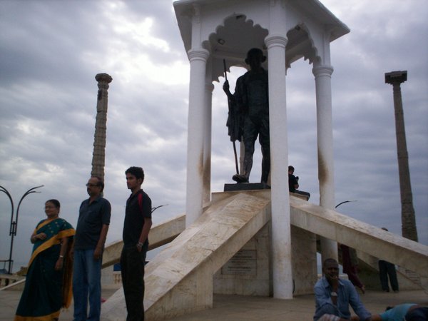 Touristes devant Gandhi