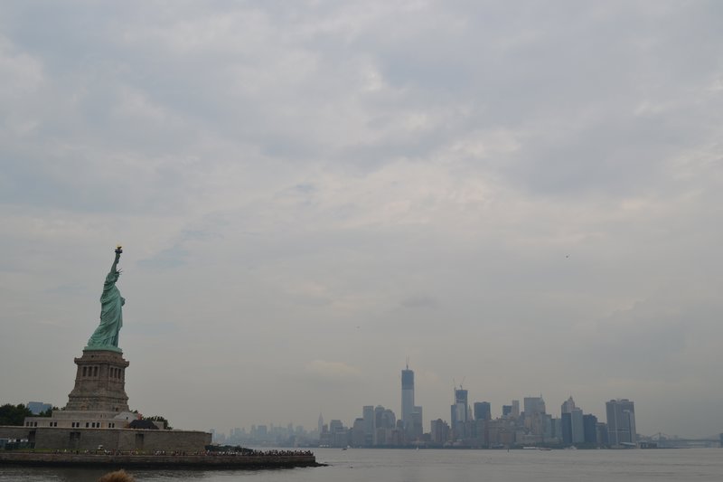 Statue of Liberty og Manhattan skyline.