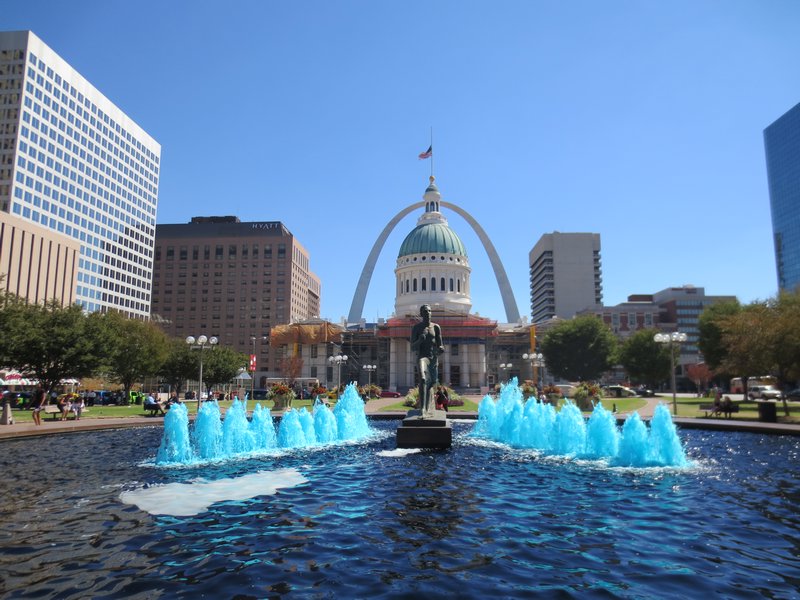 St. Louis' flotte midtby med Gateway Arch i baggrunden