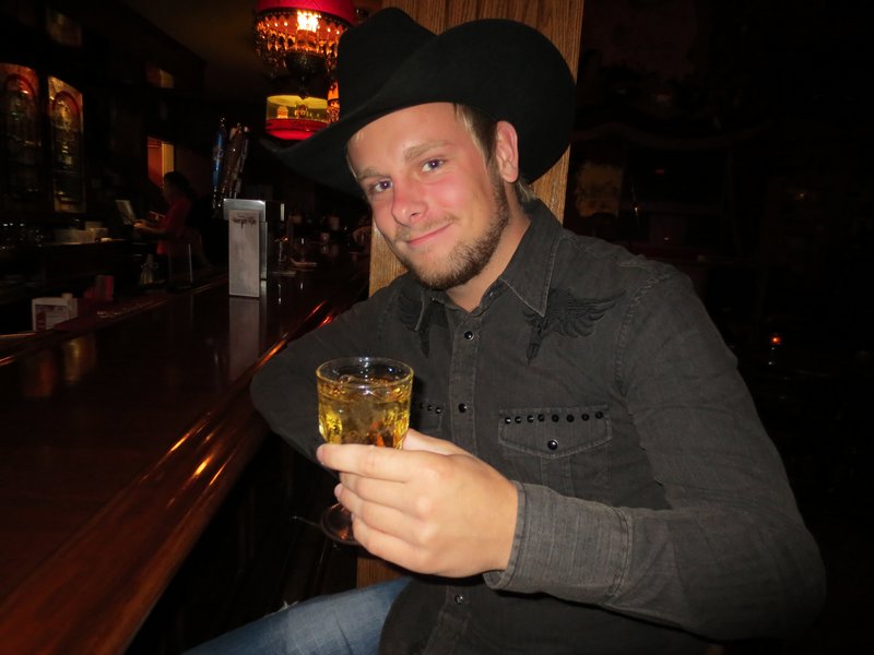 Cowboy-Mark nyder et glas whiskey efter 12 timer på landevejene