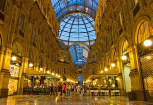 Shopping Plaza around the Duomo 