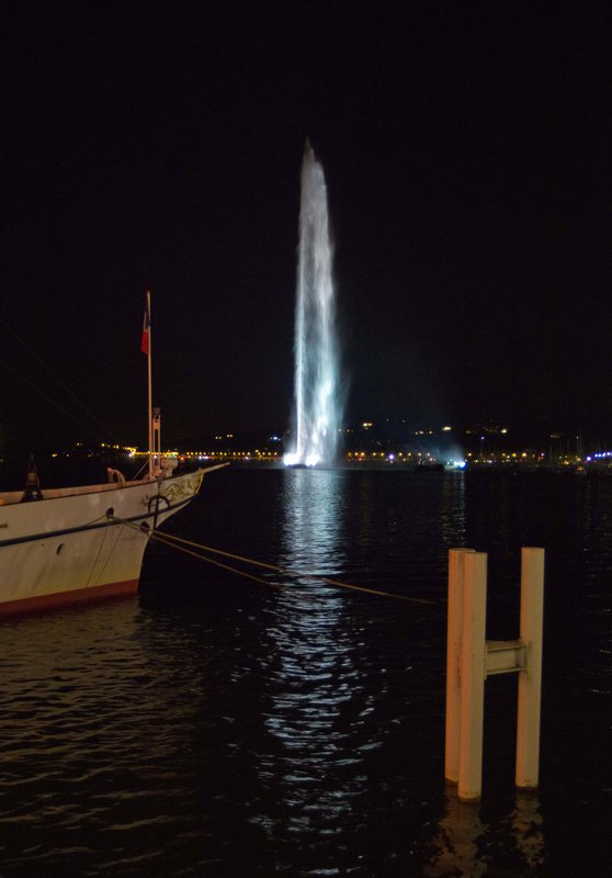 Geneva fountain at night 