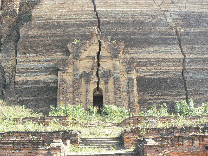 Cracked Mingun stupa