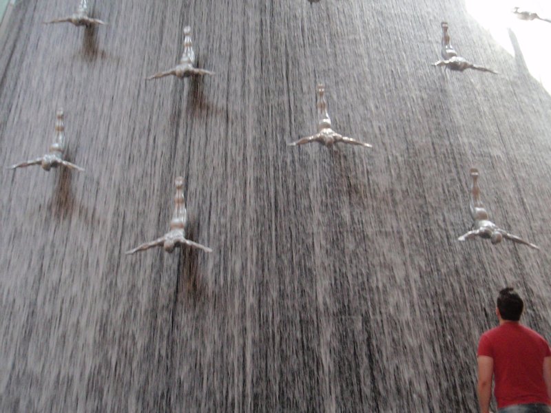 Det store vandfald i Dubai Mall