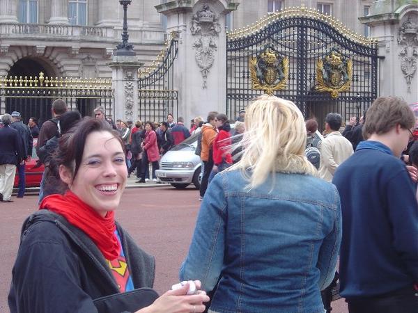 Jenn outside Buckingham Palace