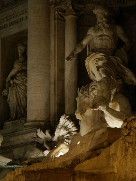 Interesting scene in the Fontana di Trevi