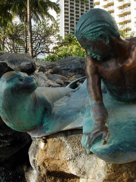 Surfer statue in Waikiki