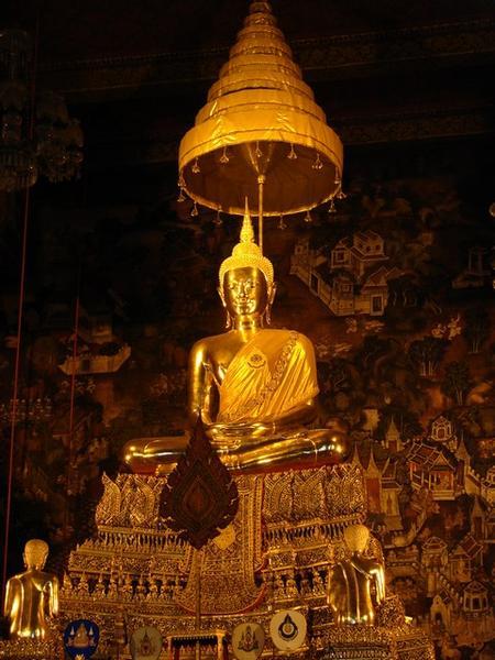 Buddha in praying hall - Temple of Reclining Buddha