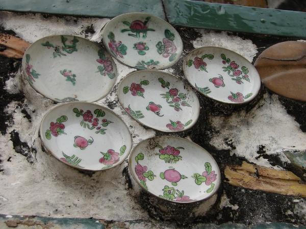 Porcelain dishes creating design on Wat Arun