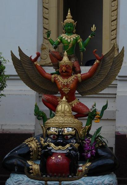 Statue outside Wat Traimit