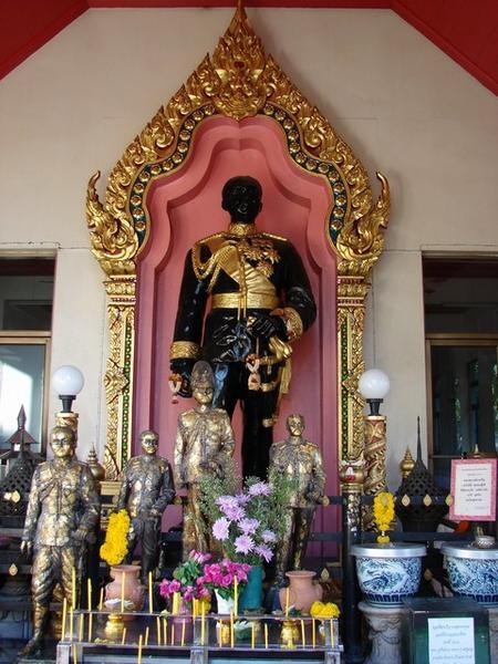 Alter in the image of the King of Thailand  @ The Marble Temple