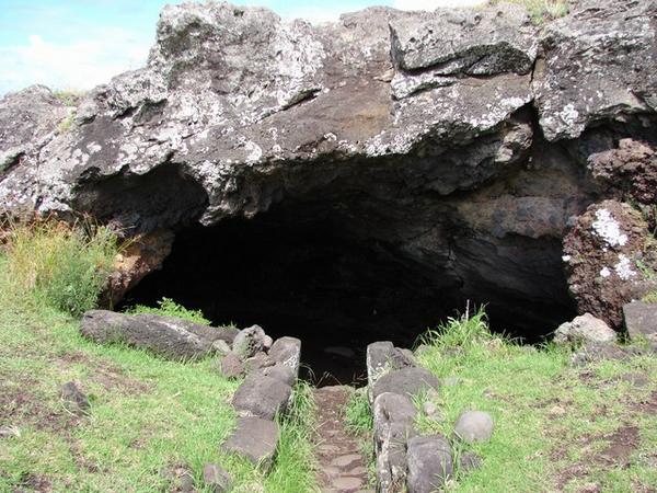 Cave near Ahu Hanga Poukara