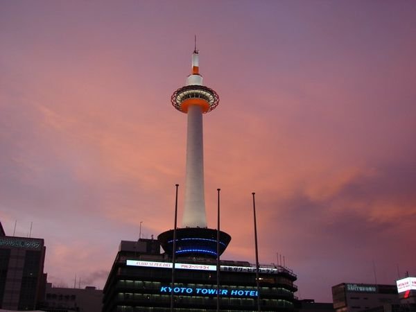 Kyoto Tower - the color of the sky does not transmit on this photo