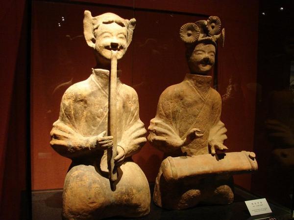 Figures playing Bamboo flute and Lute - 25-220 AD