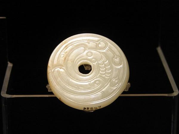 Jade pendant with Phoenix design - 11th century