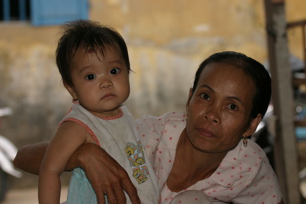 Hoa's mother and Thuong