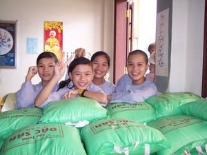 A MOUNTAIN OF RICE - DISTRIBUTION DAY