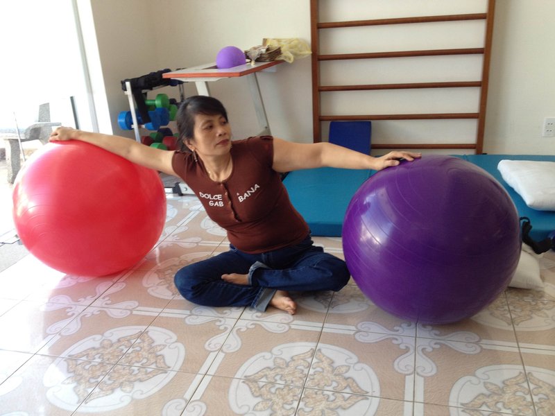 Nghe working out with Fit balls