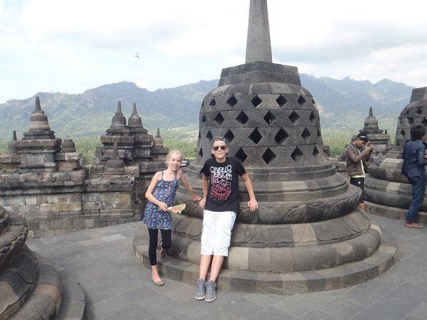 Tom en Lisa in de Borobudur