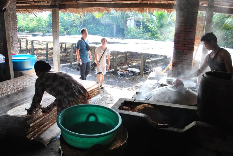 women making rice noodles