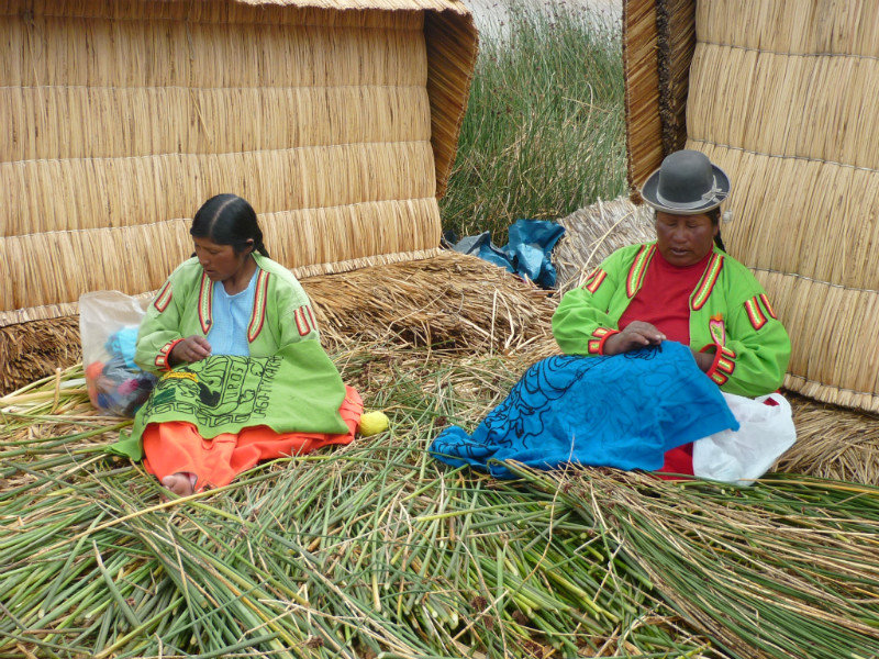 Ladies weaving on a floating island of Laka Titikaka