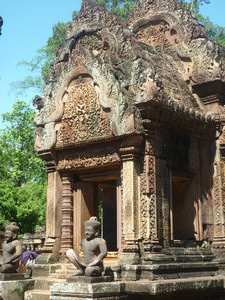 The beauitful carvings in Banteay Srey
