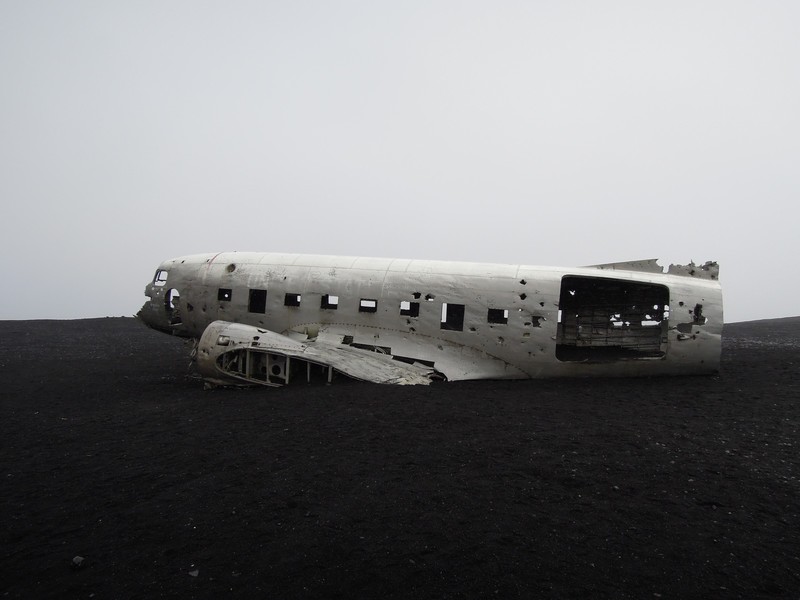 Vrak DC-3 uprostred lavovej planiny