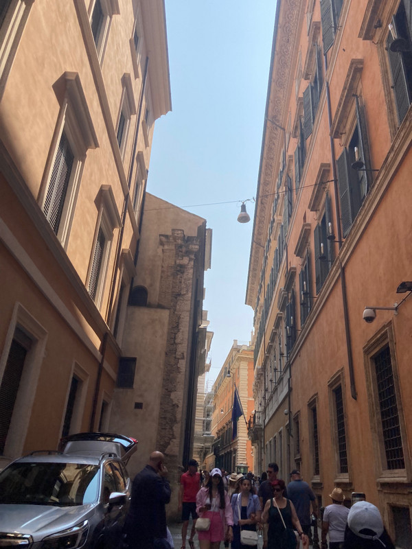 Walking to Pantheon