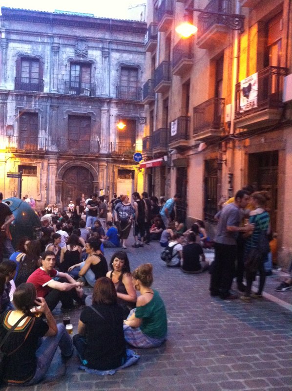 Muita vida na noite de sexta feira em Pamplona