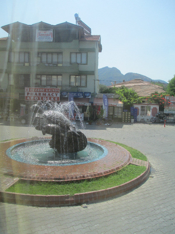 Loggerhead statue in the town centre