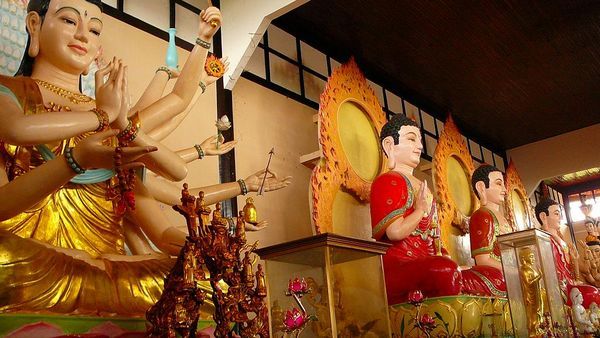 inside linh an tủ pagoda