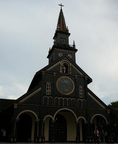 kon tum's wooden church