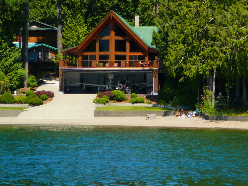 Lakefront house and personal seaplane