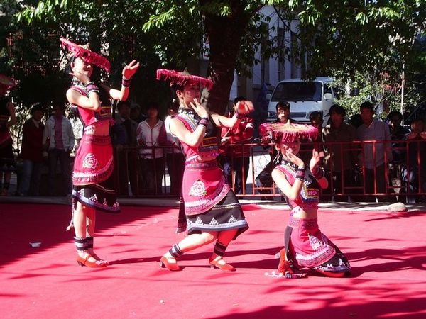 Ethnic Dancers, Dali