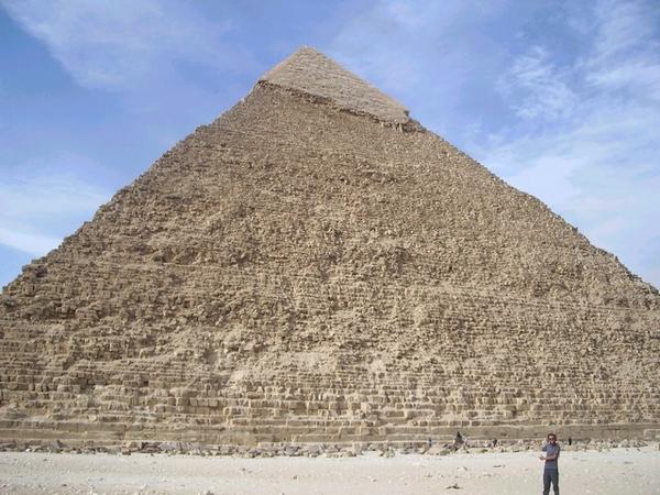 Robin and the Middle Pyramid, Giza