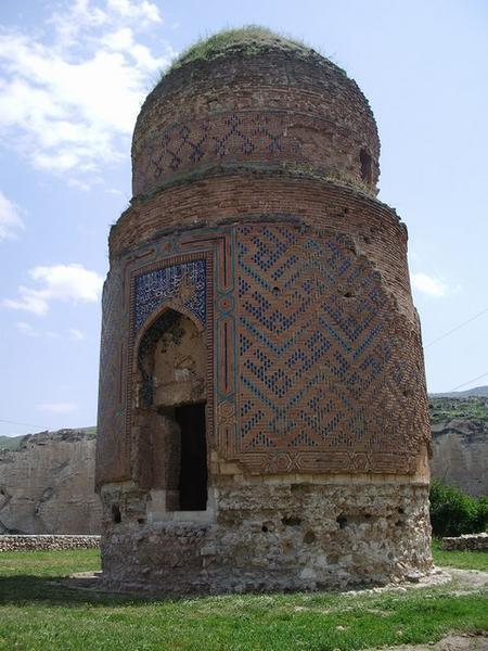 Persian tomb near Hasankeyf