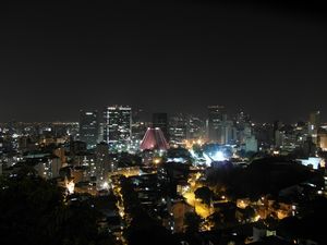 Blick aufs Stadtzentrum bei Nacht