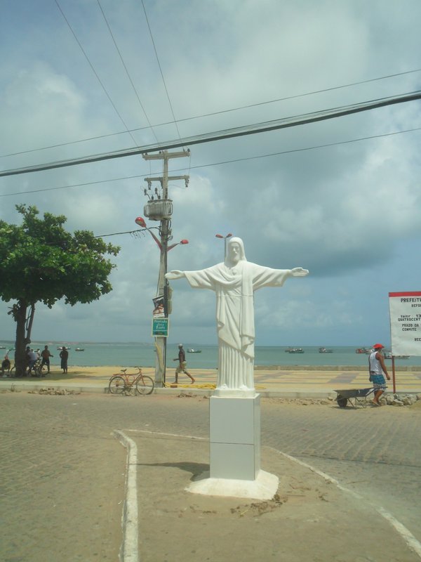 Hafen von Baía da Traição mit einem Mini-Cristo