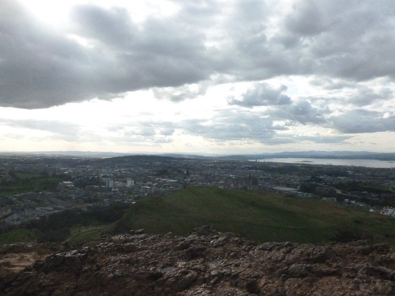 Blick vom Arthur's Seat auf Edinburgh