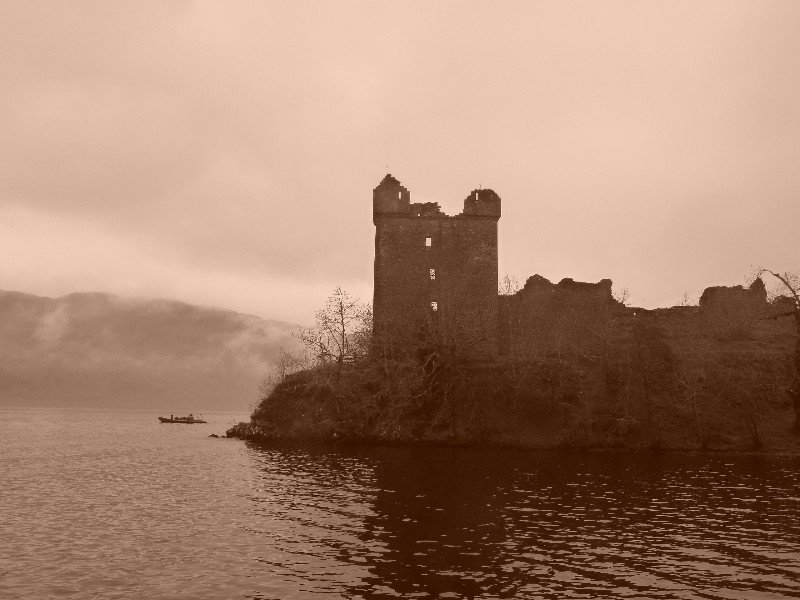 Urquhart Castle und Loch Ness im Nebel