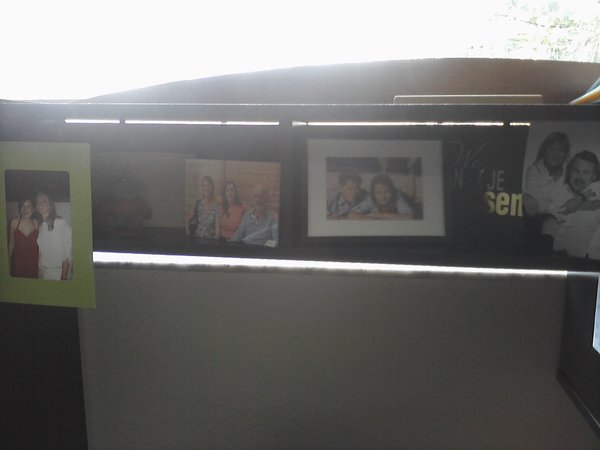 Foto's van enkele dierbaren die de bovenkant van mijn bureau sieren..