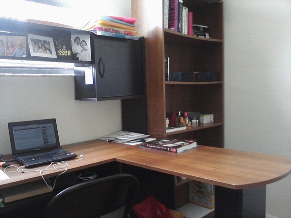 Mijn bureau, waar ik wegens de hoge werkdruk al vele uren aan gespendeerd heb...