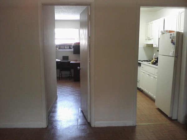 Getrokken vanuit de living die we hebben omgebouwd tot de kamer van mijn roommate, biedt toegang tot mijn kamer en de keuken