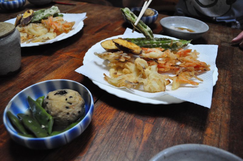 3. Tempura (groente en vis in geslag gefrituurd) en veel anders Japanse lekkernijen op tafel.
